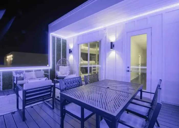 Luxury Four-Story Home, Rooftop Deck With Views, Pingpong! Sleeps 12!