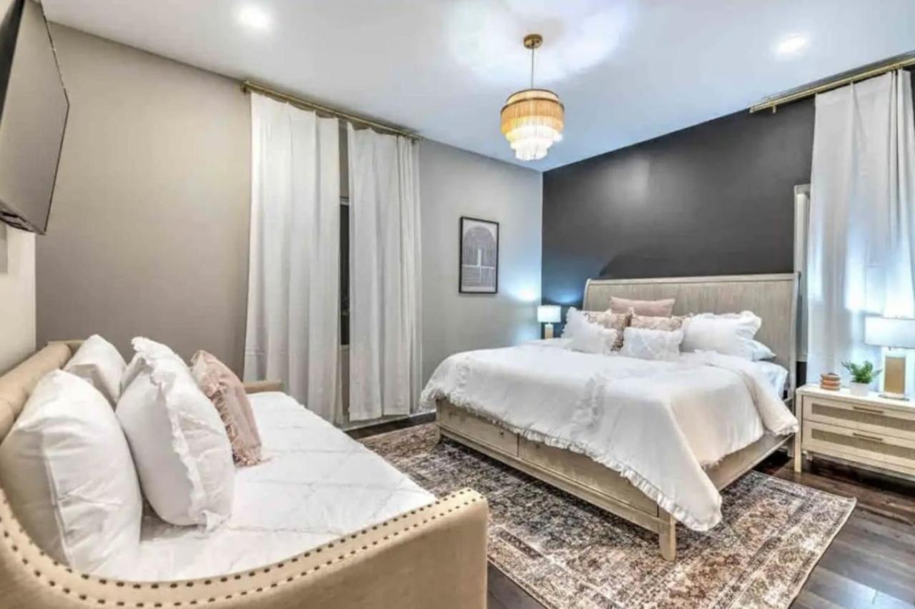 Luxury Four-story Home, Rooftop Deck With Views, Pingpong! Sleeps 12! Holiday home Nashville