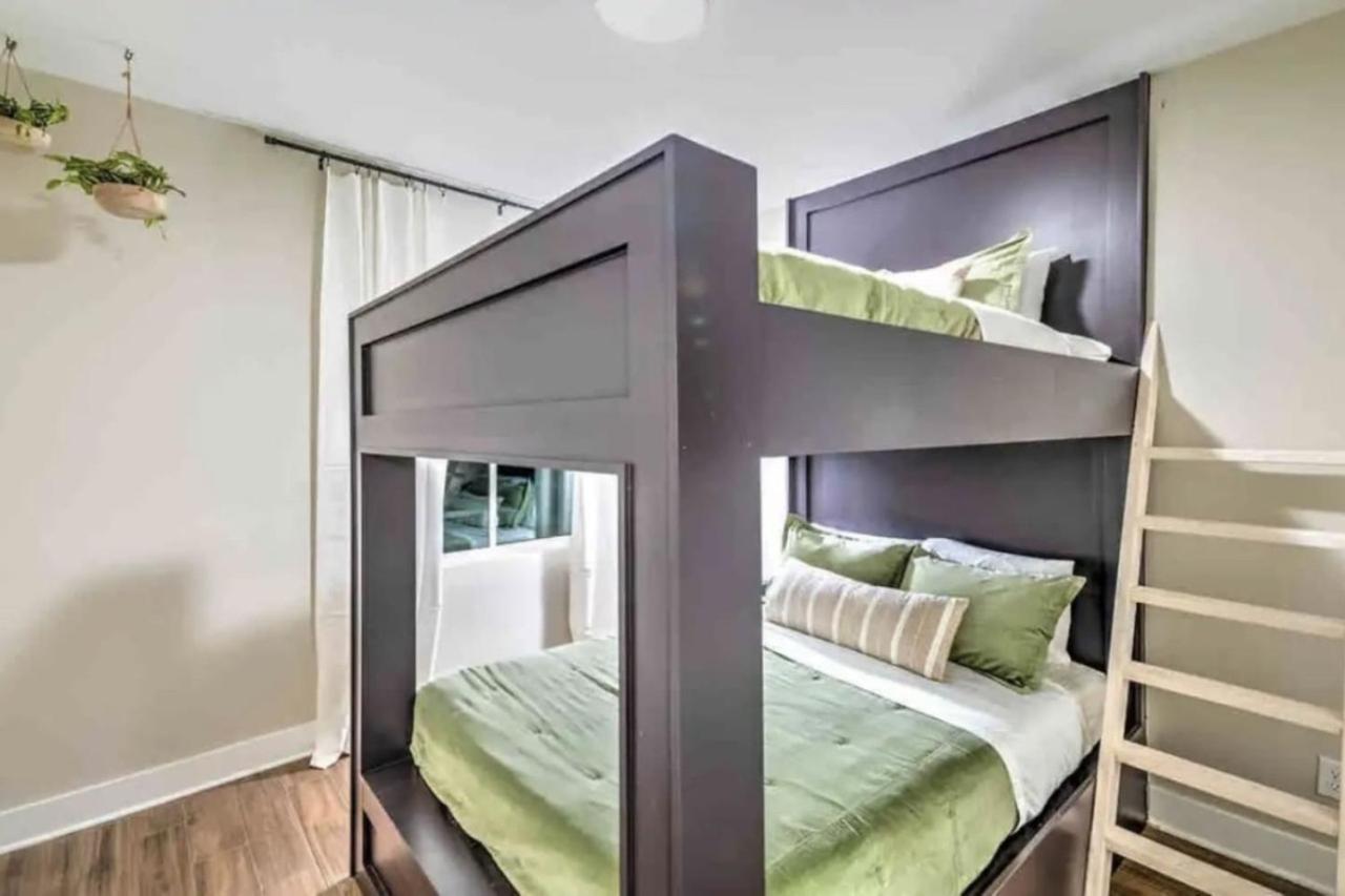 Holiday home Luxury Four-story Home, Rooftop Deck With Views, Pingpong! Sleeps 12! *