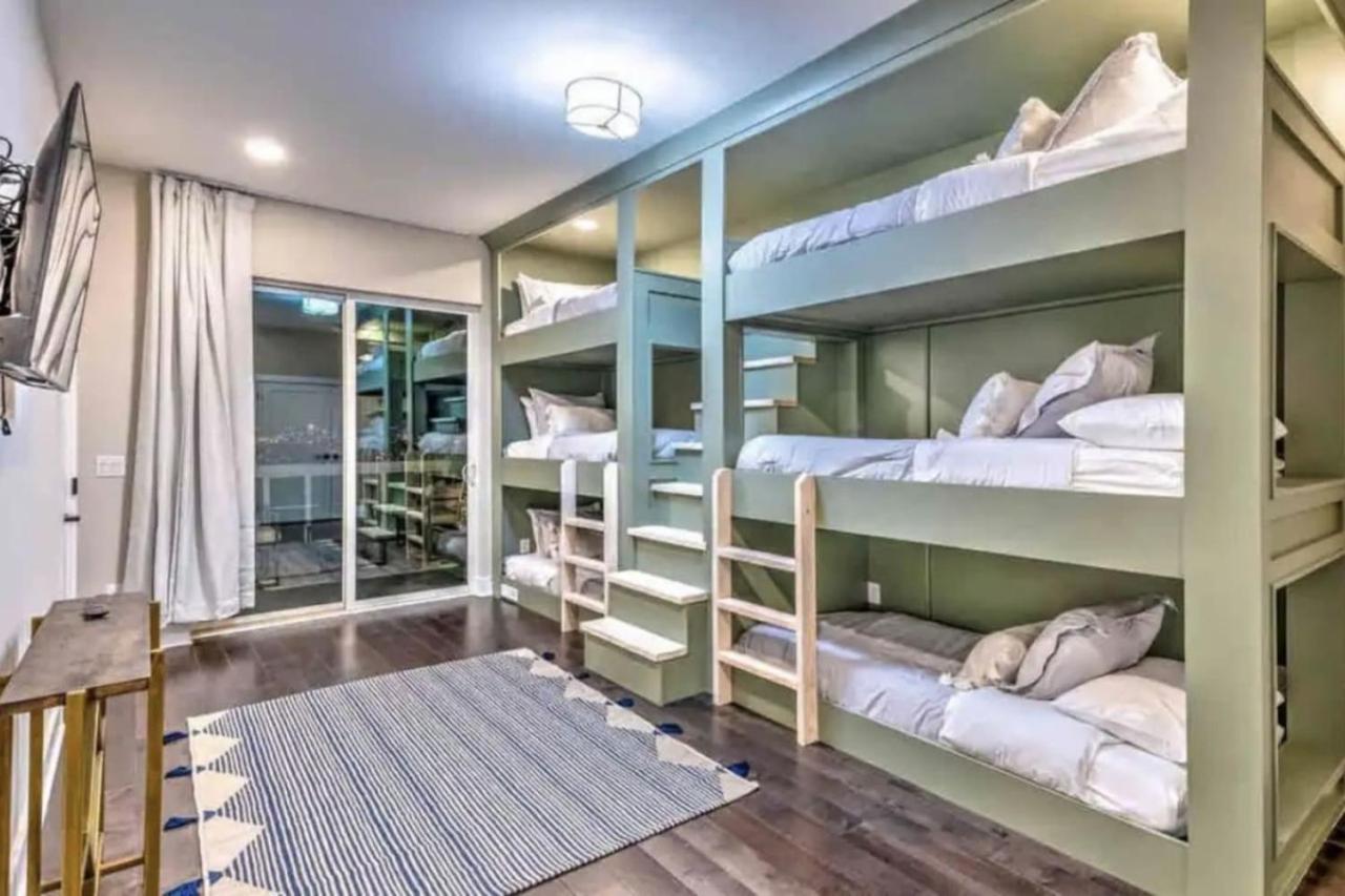 Luxury Four-story Home, Rooftop Deck With Views, Pingpong! Sleeps 12! Holiday home Nashville