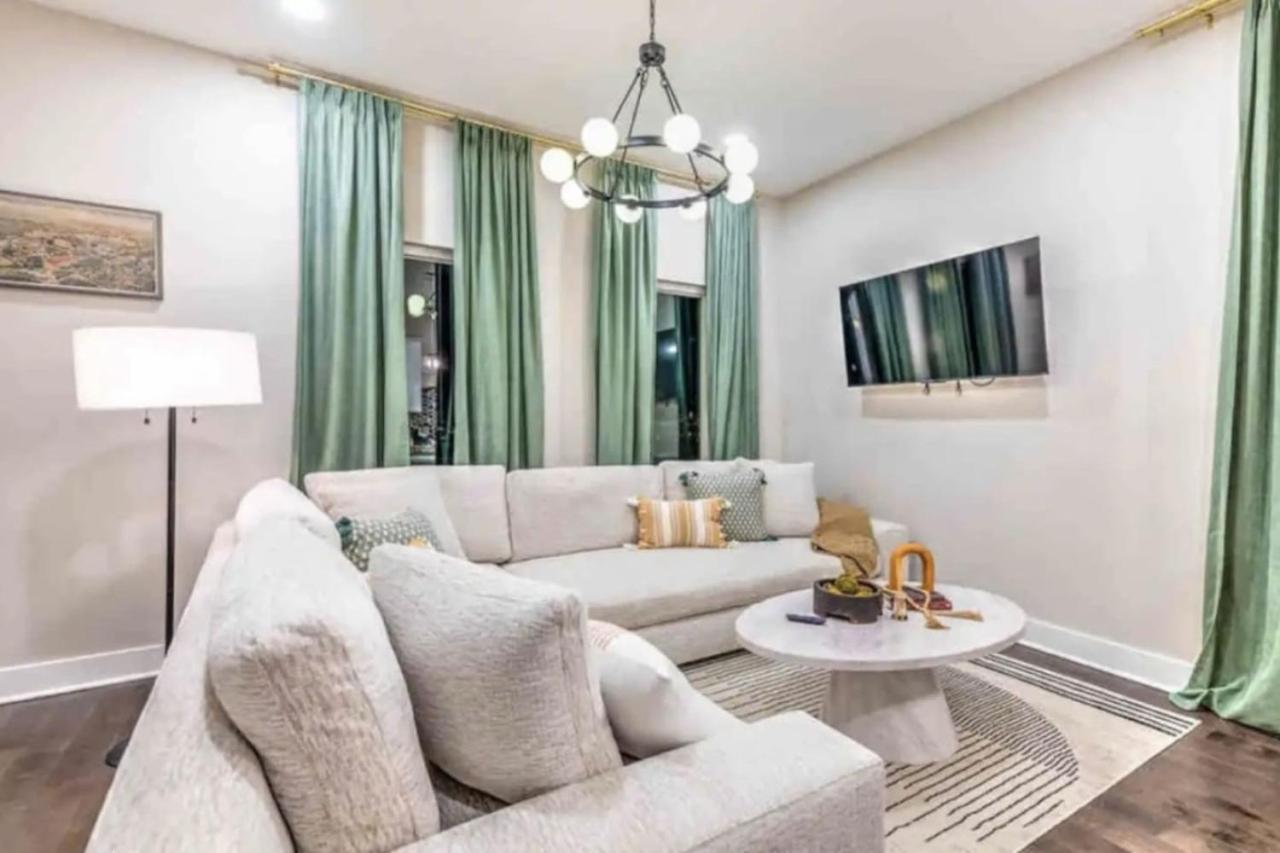 Luxury Four-story Home, Rooftop Deck With Views, Pingpong! Sleeps 12! Holiday home *